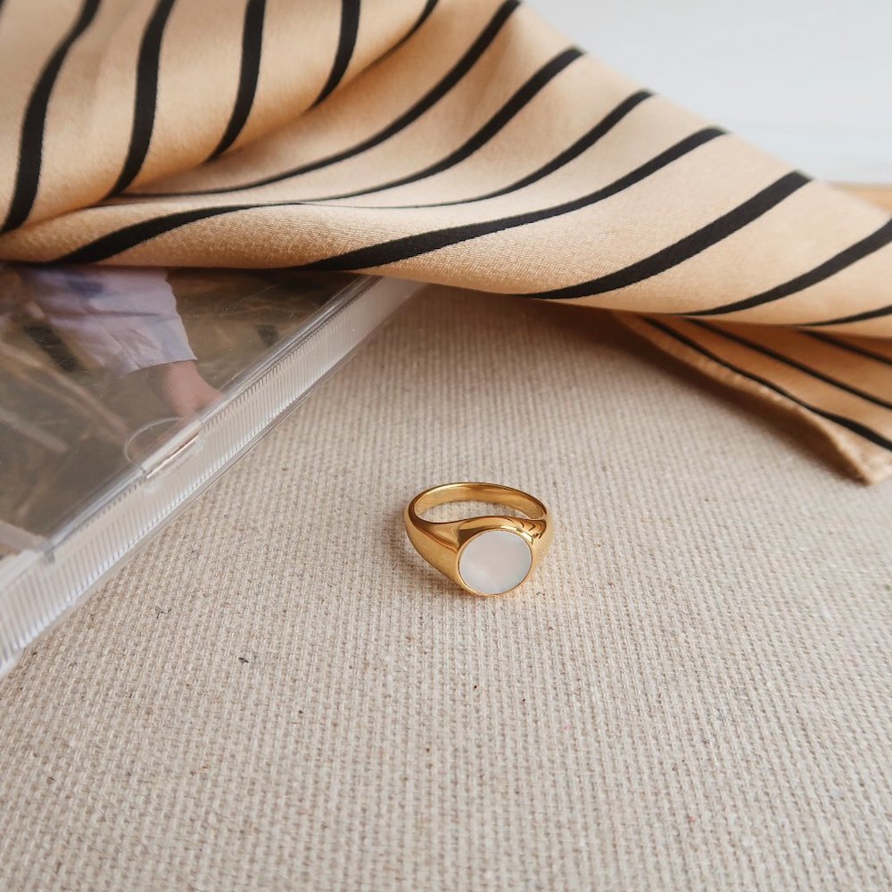 NEW 18K Gold Plated Mother of Pearl Round Signet Ring - Picture 3 of 6